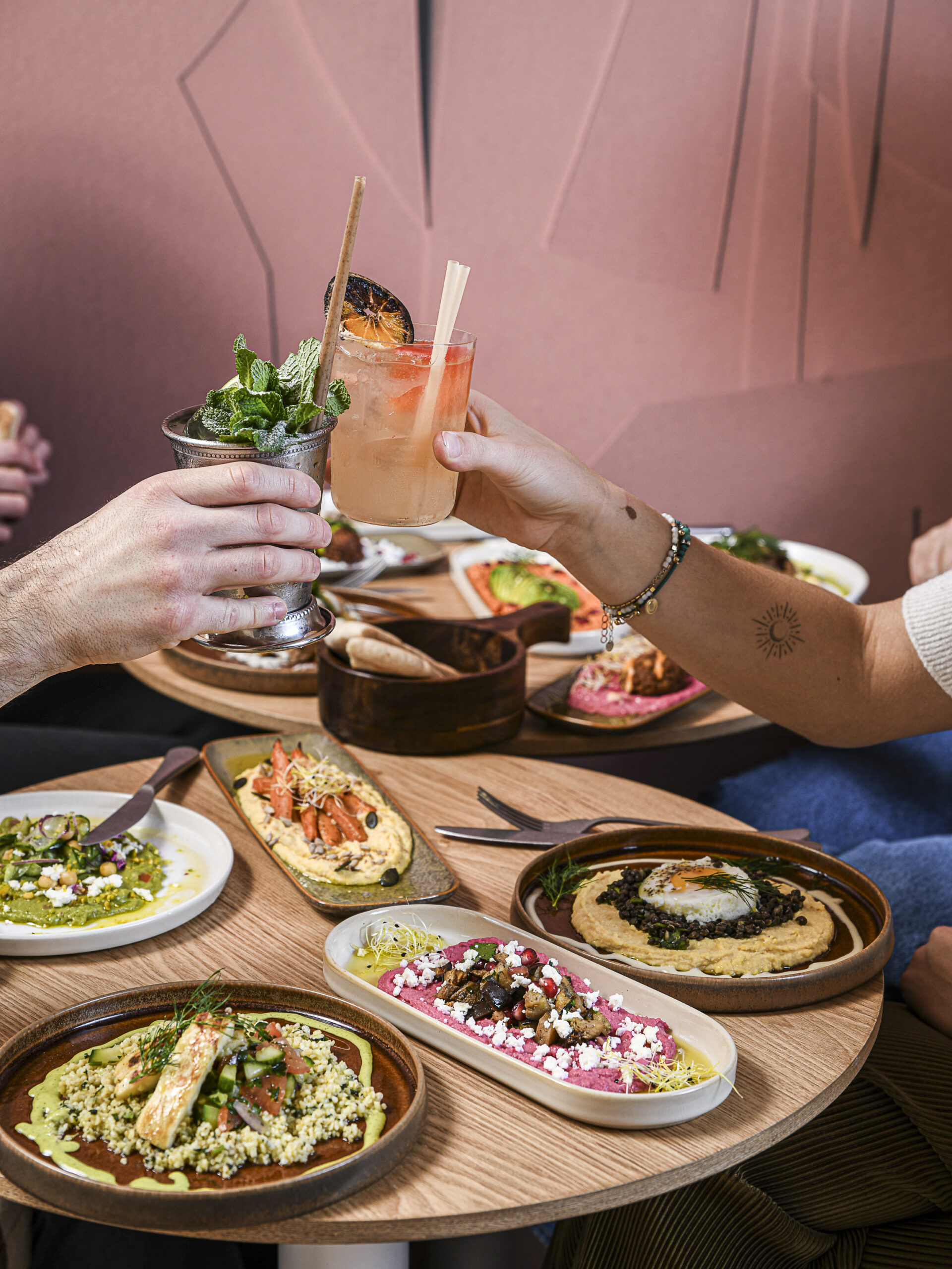 Toast et cocktail servis avec des assiettes à partager chez Dip Honest Food