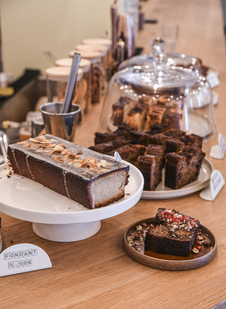 Fondant chocolat avec noisettes et grenade servi à l’assiette chez Dip Honest Food