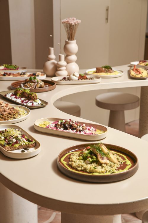 Assiettes méditerranéennes à partager servies au restaurant Dip Honest Food Annecy