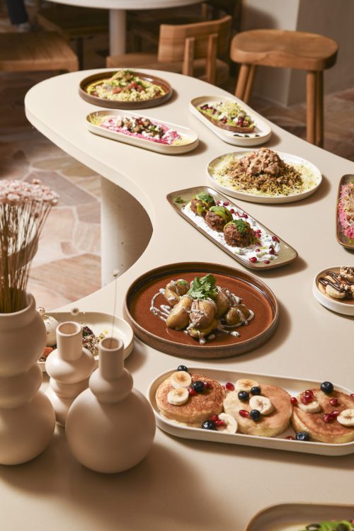 Sélection de plats méditerranéens à partager pour un brunch chez Dip Honest Food