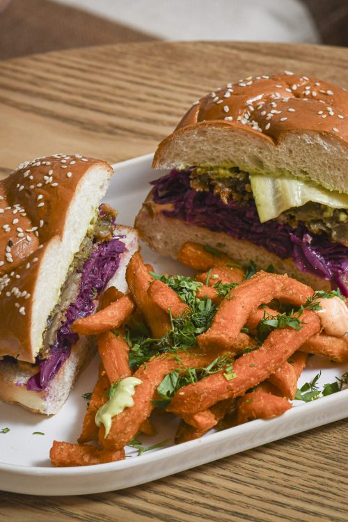 Twist burger Dip Honest Food avec pain tressé, garniture savoureuse, pickles et coleslaw de chou rouge, servi avec frites maison pour une expérience street chic