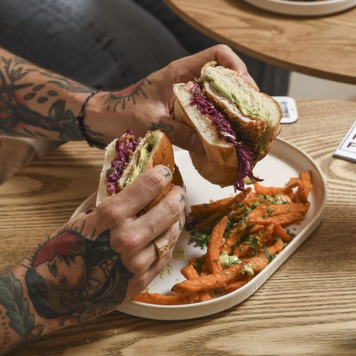 Burger twist au pain tressé tenu en main, garniture généreuse et textures gourmandes, une spécialité Dip Honest Food pensée pour tous les appétits et tous les régimes