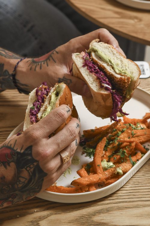 Burger twist au pain tressé tenu en main, garniture généreuse et textures gourmandes, une spécialité Dip Honest Food pensée pour tous les appétits et tous les régimes