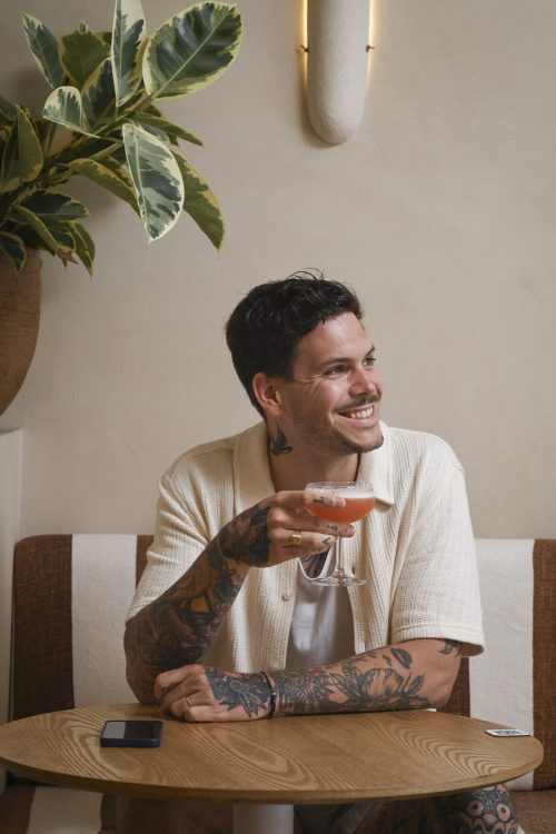 Client savourant un cocktail signature dans l’ambiance cosy de Dip Honest Food, une adresse parfaite pour un dîner du soir entre gourmandise et vibes méditerranéennes