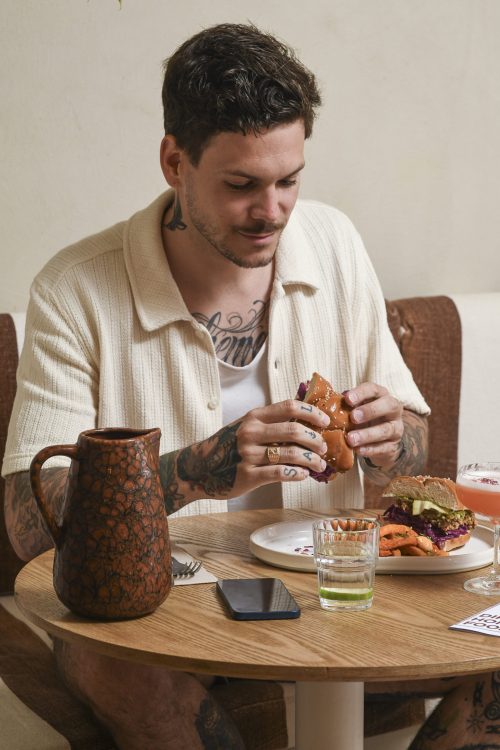 Moment dinner chez Dip Honest Food avec burger twist au pain tressé, cocktail raffiné et ambiance chic, parfait pour une soirée entre amis ou un date gourmand