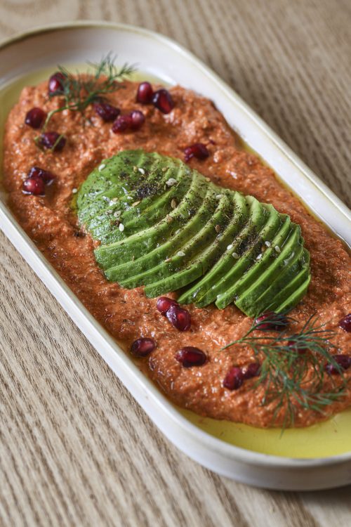 Mezze méditerranéen au poivron et avocat, entrée à partager chez Dip Honest Food