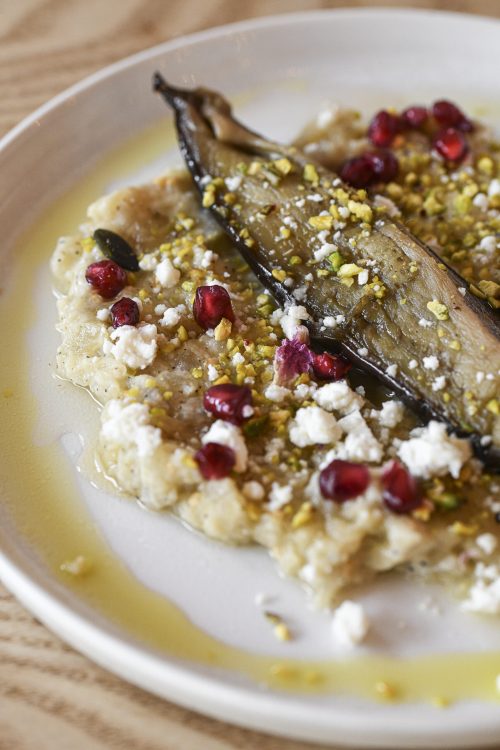 Caviar d'aubergine méditerranéen avec pistache et grenade, assiette Dip Honest Food