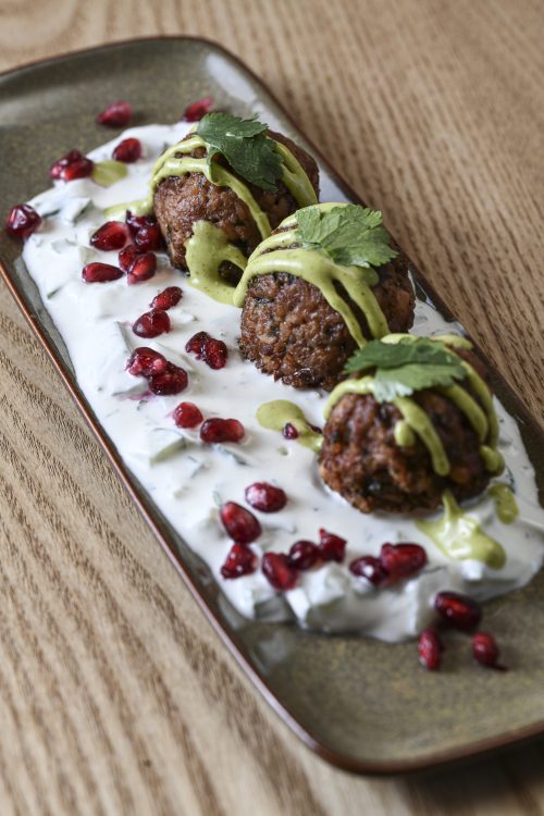 Falafels maison avec sauce yaourt et grenade, spécialité méditerranéenne Dip Honest Food