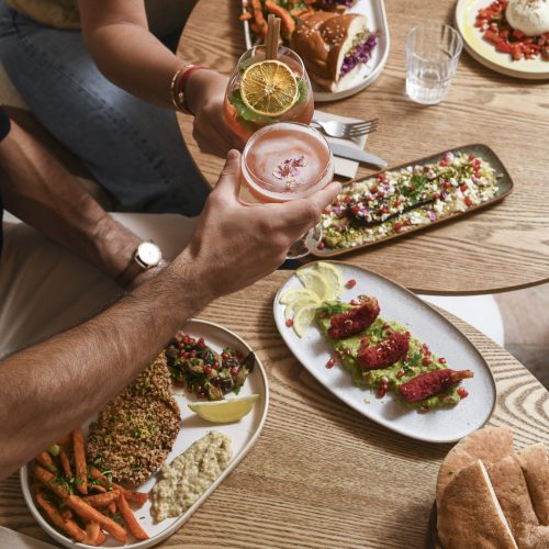 Cocktails signature et assiettes à partager pour une soirée food et conviviale chez Dip Honest Food, restaurant méditerranéen parfait pour un apéro dinner