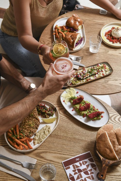 Cocktails signature et assiettes à partager pour une soirée food et conviviale chez Dip Honest Food, restaurant méditerranéen parfait pour un apéro dinner
