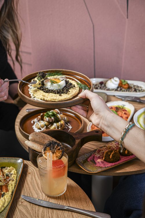 Moment convivial autour de plats à partager et d'un cocktail chez Dip Honest Food