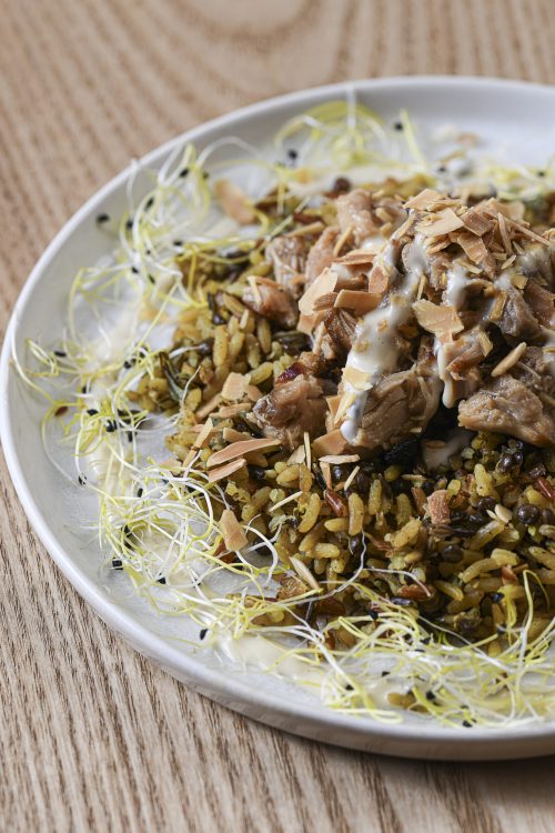 Plat méditerranéen gourmand avec riz épicé et viande mijotée chez Dip Honest Food