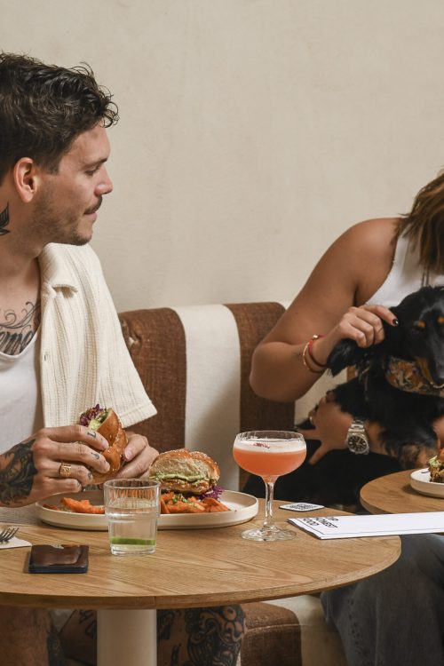 Restaurant dog friendly avec burgers originaux, cocktails et ambiance conviviale chez Dip Honest Food, parfait pour venir dîner avec son chien