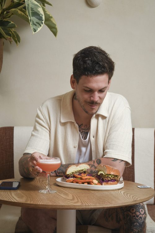 Cocktail signature dégusté chez Dip Honest Food, restaurant du soir à Annecy et Annemasse pour un moment gourmand