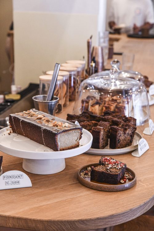Présentoir de gâteaux et fondants maison au sweet corner de Dip Honest Food Annecy