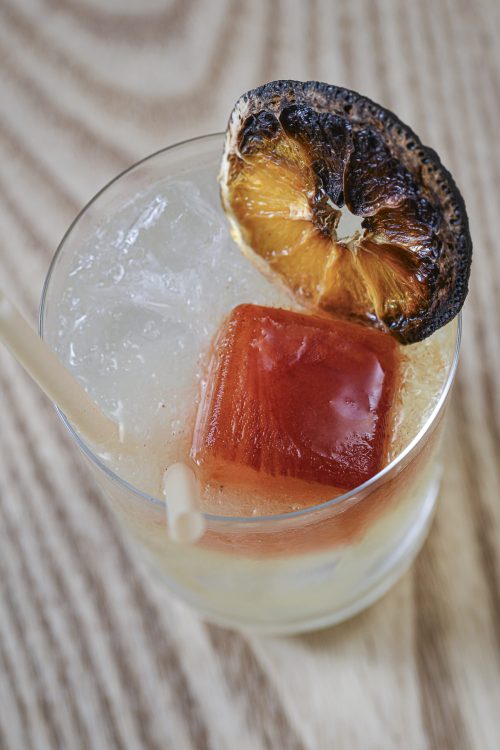 Cocktail signature Dip Honest Food Annecy préparé au bar avec glace et agrume séché