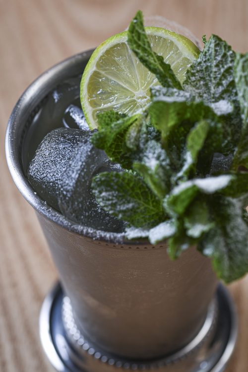 Gros plan sur cocktail frais Dip Honest Food Annecy avec menthe givrée et citron vert