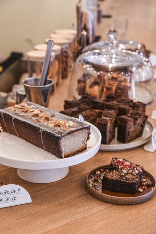 Fondant chocolat avec noisettes et grenade servi à l’assiette chez Dip Honest Food