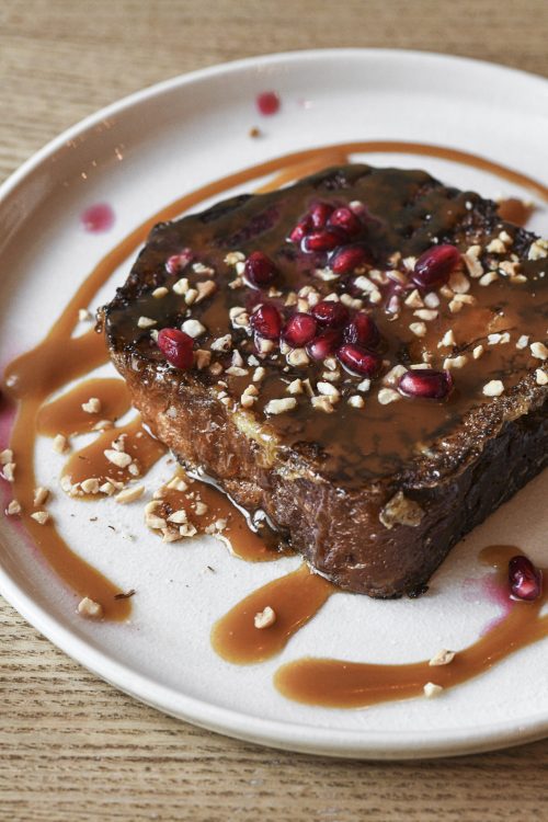 Brioche perdue maison pour le brunch chez Dip Honest Food, avec caramel, grenade et noisette