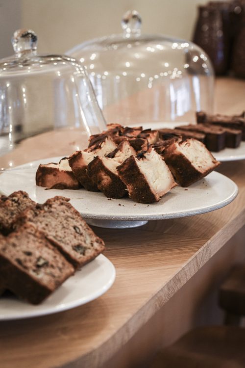 Gâteaux gourmands sous cloche au sweet corner de Dip Honest Food, sur place ou à emporter