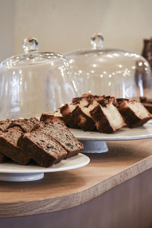 Gâteaux maison sous cloche au sweet corner de Dip Honest Food, disponibles sur place ou à emporter