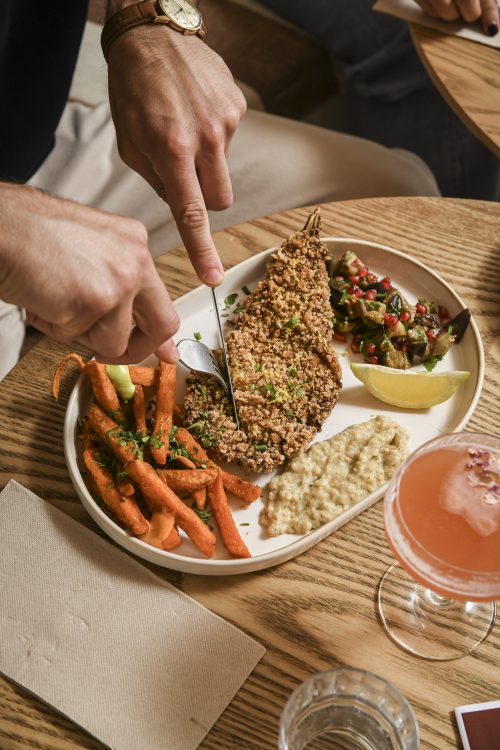 Assiette généreuse à partager chez Dip Honest Food à Annecy pour un dîner méditerranéen