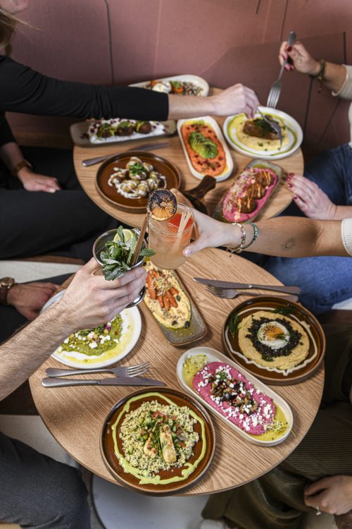 Dîner en famille chez Dip Honest Food à Annecy autour de plats méditerranéens à partager