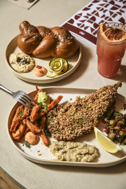 Plat gourmand avec frites de patate douce chez Dip Honest Food à Annecy le soir