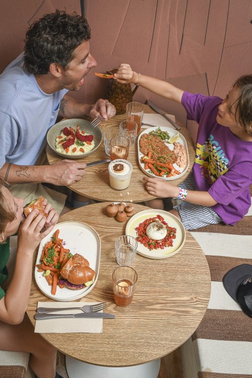 Moment complice en famille au dîner chez Dip Honest Food à Annecy
