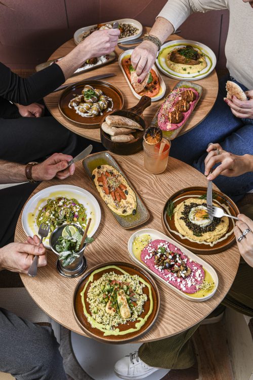 Table de dîner chez Dip Honest Food à Annecy avec cocktails et cuisine méditerranéenne
